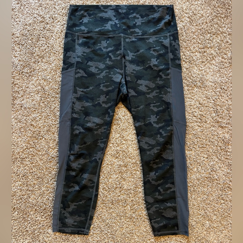 Fabletics Women’s Cropped Camo Performance Yoga Pants Size XL
